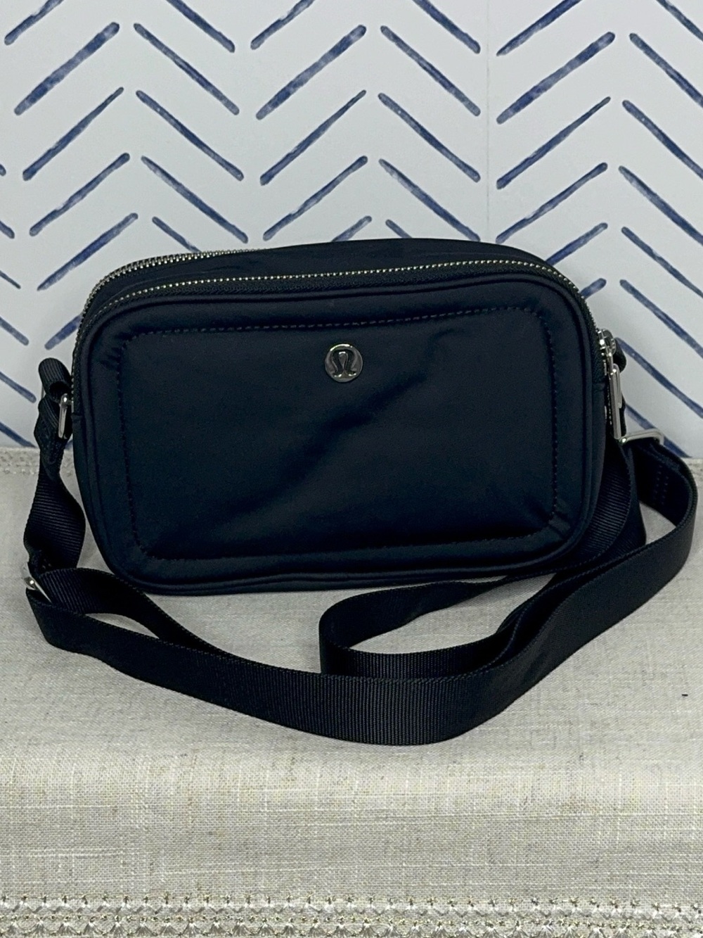 Lululemon Crossbody Camera Bag 2L black silver - Picture 2 of 13